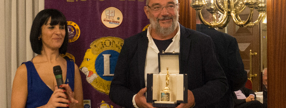 Bologna, 2020 ·  Andrea Benetti col Presidente Michelina Suriano, in occasione dell'assegnazione ad Andrea Benetti del 49° Premio Nettuno d'Oro, il prestiogioso premio del Lions Club Bologna, assegnato dal 1971, ogni anno, all'artista che maggiormente si è distinto con la propria attività