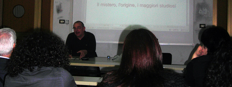 La lezione di Andrea Benetti sull’Arte Neorupestre, durante l’omonimo seminario organizzato dal professor Massimo Guastella, tenutosi per gli studenti del corso di laurea in "Storia dell’Arte Contemporanea" dell’Università del Salento, Dipartimento dei Beni Culturali