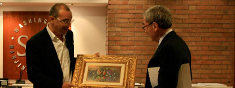Bologna, Johns Hopkins University, 8 settembre 2008, Andrea Benetti insieme al professor Kennet Keller, Direttore della Johns Hopkins University, durante l'inaugurazione della mostra di Andrea Benetti e Lanfranco Di Rico, dedicata alle Vittime dell'11 settembre 2001, dal titolo "Il Ricordo".