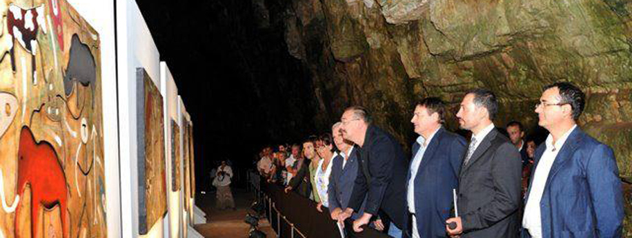 Grotte di Castellana, 2011 ·  Andrea Benetti coi rappresentanti delle Istituzioni  all’inaugurazione della mostra nella Caverna "La Grave"