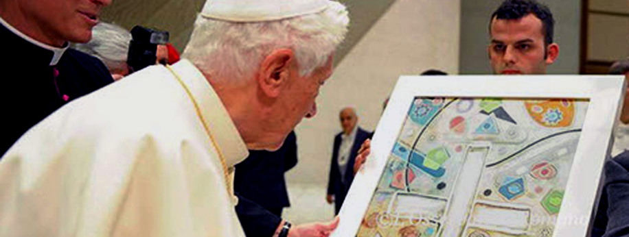 Vaticano, 2012 ·  Il Pontefice Benedetto XVI osserva l’opera di Andrea Benetti acquisita nelle Collezioni Vaticane donatagli dall’ANFE e dedicata a Papa Karol Wojtyla