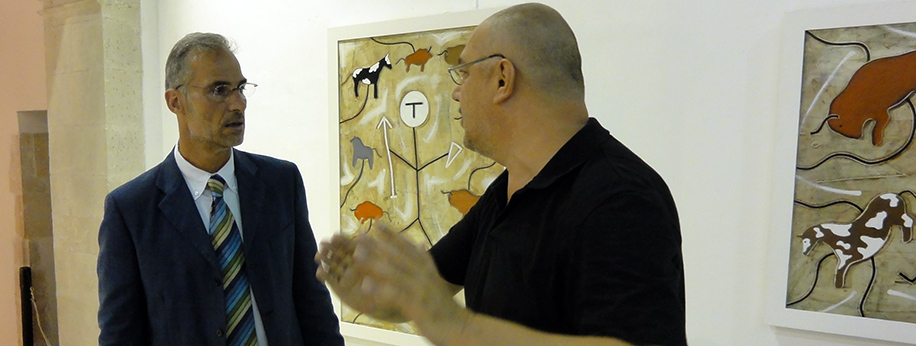 Andrea Benetti e Dario Scarfí a Montevergini la Galleria d’Arte Contemporanea di Siracusa durante la mostra di Andrea Benetti intitolata "Il simbolismo nella pittura Neorupestre"