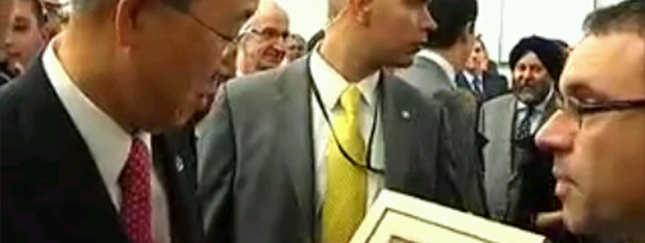 il momento della consegna dell’opera di Andrea Benetti nelle mani di sua Eccellenza Ban Kii Moon  nella sede dell’O.N.U. nel Palazzo di Vetro a New York
